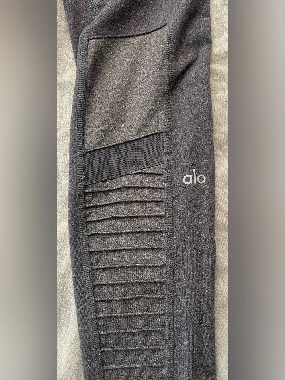 Alo Yoga Women’s High Waist Rise Ribbed Panel Moto Leggings Grey Medium